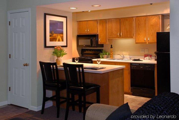 Sterling Hotel And Suites Clive Habitación foto