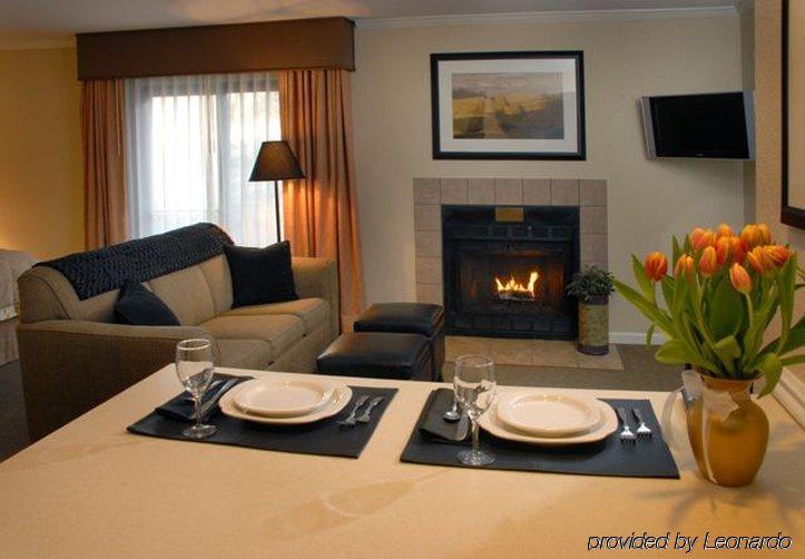 Sterling Hotel And Suites Clive Habitación foto