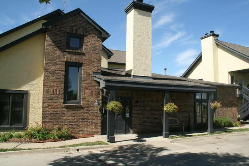 Sterling Hotel And Suites Clive Exterior foto